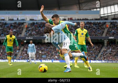 Football - Barclays Premier League - Manchester City / Norwich City - Etihad Stadium.David Silva (au centre) de Manchester City et Russell Martin de Norwich City se battent pour le ballon Banque D'Images