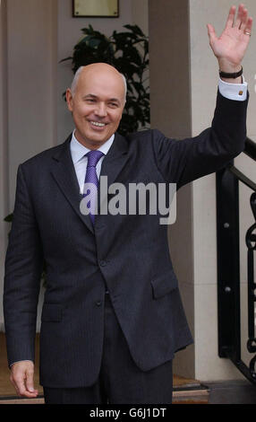 Le chef du Parti conservateur Iain Duncan Smith arrive à son hôtel de Blackpool, à la veille de la conférence annuelle de son parti.Les Tories se sont engagés aujourd'hui à augmenter la pension de base de l'État en fonction des revenus moyens s'ils étaient retournés au pouvoir, dans une tentative de saisir le « vote gris » vital lors des prochaines élections générales.La conférence devrait également voir l'annonce d'un programme de sheriffs élus de style américain pour diriger les unités de police locales, et la publication d'un document exposant la base du manifeste du parti pour la prochaine élection générale. Banque D'Images