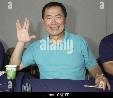 L'acteur George Takei, qui a joué Sulu dans la série télévisée et les films Star Trek, lors d'une séance de signature au festival du film Collectormania 4 et à la foire de collectionneurs qui s'est tenue au Centre:MK, Milton Keynes. Banque D'Images