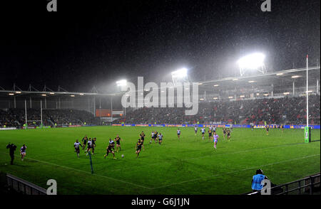 Rugby League - coupe du monde 2013 - Groupe A - Australie / Fidji - Langtree Park.Une vue générale de l'action quand de fortes pluies tombent pendant le match de la coupe du monde de 2013 à Langtree Park, St Helens. Banque D'Images