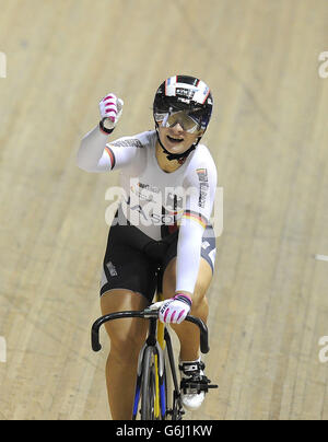Kristina Vogel, en Allemagne, célèbre la victoire de la finale féminine de Sprint, au cours du deuxième jour de la coupe du monde de cyclisme sur piste UCI 2013 au National Cycling Centre, Manchester. Banque D'Images