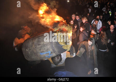 Les adultes du village Devonshire d'Ottery St Mary portent le Tar Barrel traditionnel à travers les rues du village la nuit de Bonfire. Banque D'Images