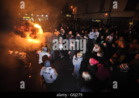 Les adultes du village Devonshire d'Ottery St Mary portent le Tar Barrel traditionnel à travers les rues du village la nuit de Bonfire. Banque D'Images