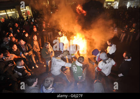 Les adultes du village Devonshire d'Ottery St Mary portent le Tar Barrel traditionnel à travers les rues du village la nuit de Bonfire. Banque D'Images