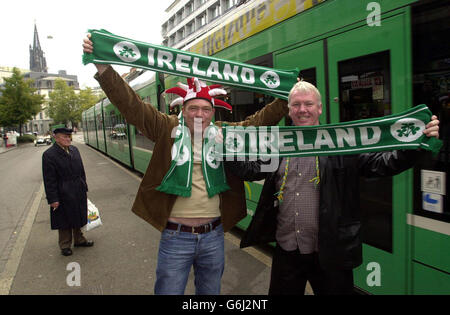 Les fans irlandais Andy Tracey et Billy Whelan, de Dublin, à Bâle, en Suisse, où ils espéraient trouver des billets pour le match de qualification de l'Irlande pour l'Euro 2004 contre la Suisse. * l'Irlande fait face aux leaders du Groupe 10 sachant qu'une victoire dans le stade St Jakob Park leur garantira au moins une place dans les éliminatoires, tandis que si la Russie ne parvient pas à battre la Géorgie dans l'autre match, elle devrait obtenir une qualification automatique pour l'Euro 2004. Banque D'Images