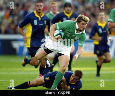 Brian O'Driscoll, de l'Irlande, s'éloigne de l'attaque de Gabriel Brezoianu lors de la victoire de l'Irlande sur la Roumanie en 45-15 lors de son match de rugby à XV au Central Coast Stadium, Gosford, en Australie. Banque D'Images