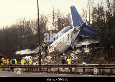 Catastrophes et accidents - Kegworth Air Disaster - M1, Leicestershire.Services de sauvetage par l'épave du Boeing 737 sur le remblai de la M1. Banque D'Images