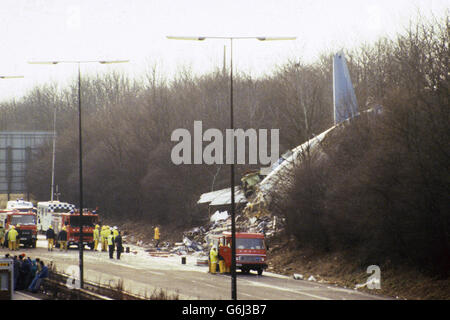 Catastrophes et accidents - Kegworth Air Disaster - M1, Leicestershire.Services de sauvetage par l'épave du Boeing 737 sur le remblai de la M1. Banque D'Images