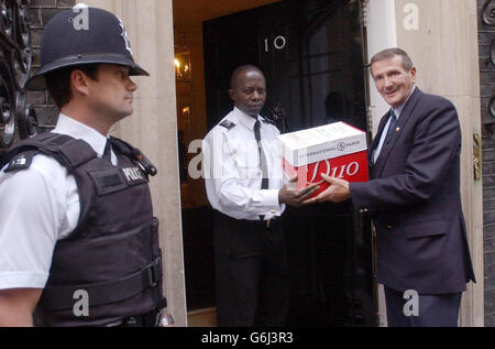 Le chauffeur d'ambulance Mike Ferguson remet une pétition au 10 Downing St, pour tenter de faire tomber des accusations de vitesse contre lui après qu'il ait été pris par la police lors de la livraison d'un organe. Banque D'Images