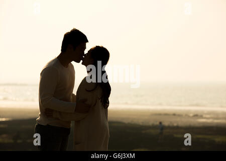 La silhouette de couple sur la plage Banque D'Images