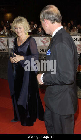 . . Camilla Parker Bowles et HRH Prince Charles, le Prince de Galles, arrivent pour l'événement caritatif « Fashion Rocks for the Prince's Trust » au Royal Albert Hall. Banque D'Images