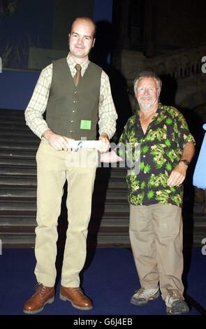 Nick Oliver, lauréat de la section comportement animal; oiseaux, reçoit son prix de Bill Oddie, au prix du photographe de la faune de l'année 2003 au Musée d'histoire naturelle, Cromwell Rd, Londres. Banque D'Images