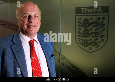 Greg Dyke, président de l'Association du football, lors de l'ouverture du nouveau centre de football au siège social de la FA Gloucestershire, à Oaklands Park, à Almondsbury. Banque D'Images