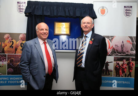 Greg Dyke, président de l'Association du football, avec Roger Burden, vice-président de l'Association du football, qui a également présidé le Gloucestershire FA (à droite) lors de l'ouverture du nouveau centre de football au siège social de la Gloucestershire FA à Oaklands Park à Almondsbury. Banque D'Images