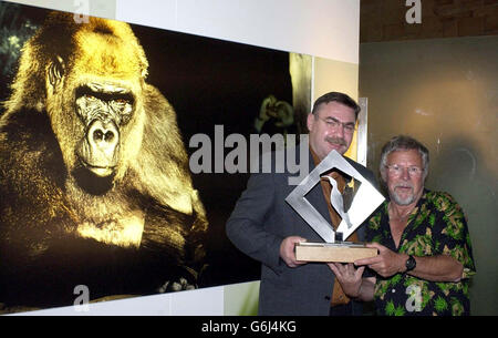 Le grand gagnant Gerhard Schulz (Allemagne) et Bill Oddie, avec l'image gagnante au Wildlife Photographer of the Year 2003 au Natural History Museum, Cromwell Rd, Londres. Banque D'Images