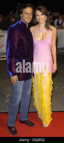 . . L'actrice et la mannequin Elizabeth Hurley avec son mari Arun Nayar arrivent pour l'événement caritatif « Fashion Rocks for the Prince's Trust » au Royal Albert Hall. Banque D'Images