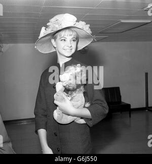 Marilyn (Mandy) Rice-Davies, 18 ans, témoin dans l'affaire Dr Stephen Ward, à l'aéroport de Londres pour un vol à destination de Palma, Majorque. Elle a été autorisée à quitter le pays après avoir témoigné à la Cour de justice de Marylebone la semaine dernière. Banque D'Images