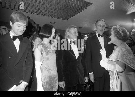 La Reine mère parle à Spike Milligan et Christopher Lee à la Royal film Performance de leur film les trois Mousquetaires.Simon Ward est également sur la photo de gauche. Banque D'Images