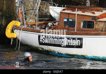 Sean Conway, nageur de charité, 32 ans, arrivant à John O'Groats, dans le nord de l'Écosse, après avoir été la première personne à nager de Lands End à John O'Groats Banque D'Images