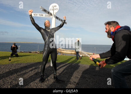 Sean Conway, nageur de charité, 32 ans, arrivant à John O'Groats, dans le nord de l'Écosse, après avoir été la première personne à nager de Lands End à John O'Groats Banque D'Images