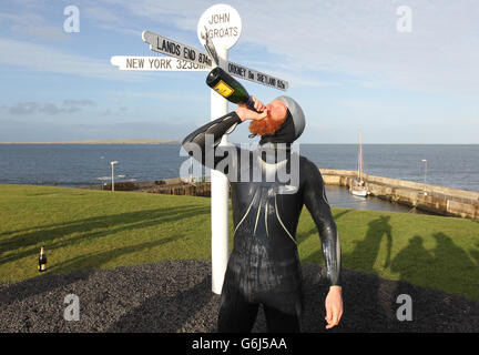 Sean Conway, nageur de charité, 32 ans, arrivant à John O'Groats, dans le nord de l'Écosse, après avoir été la première personne à nager de Lands End à John O'Groats Banque D'Images