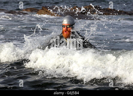 Sean Conway, nageur de charité, 32 ans, arrivant à John O'Groats, dans le nord de l'Écosse, après avoir été la première personne à nager de Lands End à John O'Groats. Banque D'Images