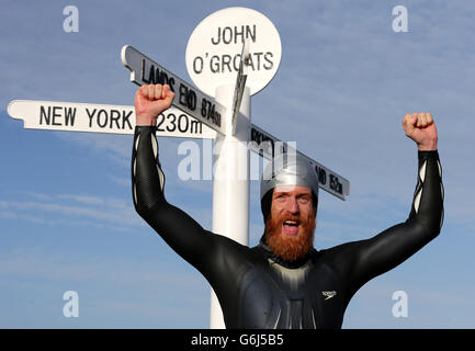 Sean Conway, nageur de charité, 32 ans, arrivant à John O'Groats, dans le nord de l'Écosse, après avoir été la première personne à nager de Lands End à John O'Groats. Banque D'Images