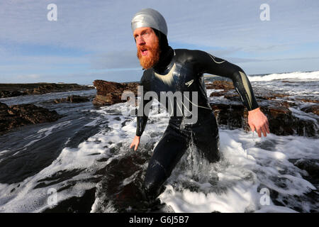 Sean Conway, nageur de charité, 32 ans, arrivant à John O'Groats, dans le nord de l'Écosse, après avoir été la première personne à nager de Lands End à John O'Groats. Banque D'Images