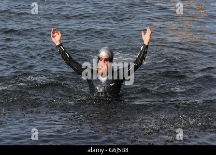 Sean Conway, nageur de charité, 32 ans, arrivant à John O'Groats, dans le nord de l'Écosse, après avoir été la première personne à nager de Lands End à John O'Groats. Banque D'Images