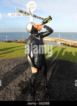 Sean Conway, nageur de charité, 32 ans, arrivant à John O'Groats, dans le nord de l'Écosse, après avoir été la première personne à nager de Lands End à John O'Groats. Banque D'Images