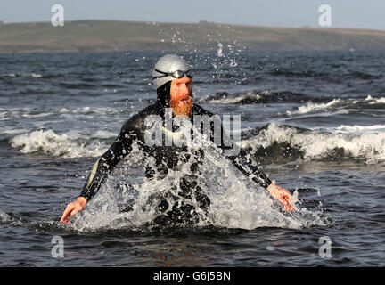 Sean Conway, nageur de charité, 32 ans, arrivant à John O'Groats, dans le nord de l'Écosse, après avoir été la première personne à nager de Lands End à John O'Groats. Banque D'Images