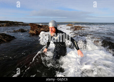 Sean Conway, nageur de charité, 32 ans, arrivant à John O'Groats, dans le nord de l'Écosse, après avoir été la première personne à nager de Lands End à John O'Groats. Banque D'Images