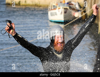 Sean Conway, nageur de charité, 32 ans, arrivant à John O'Groats, dans le nord de l'Écosse, après avoir été la première personne à nager de Lands End à John O'Groats. Banque D'Images