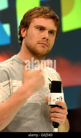 MTV TRL Daniel Bedingfield.Daniel Bedingfield lors de son apparition sur le site TRL UK de MTV, aux studios MTV de Camden, dans le nord de Londres. Banque D'Images