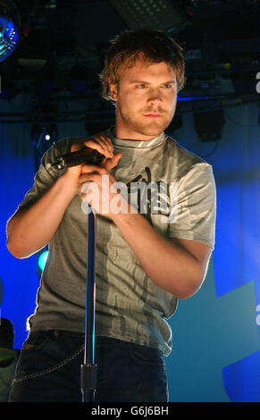 MTV TRL Daniel Bedingfield.Daniel Bedingfield lors de son apparition sur le site TRL UK de MTV, aux studios MTV de Camden, dans le nord de Londres. Banque D'Images