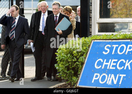 Ian Paisley (au centre), chef du Parti unioniste démocratique, avec le député de Nigel Dodds (à gauche) et le chef adjoint Peter Robinson (à droite), émergent du bureau de l'organisme international de désaffectation à Belfast. Le chef de l'organisme international de déclassement en Irlande du Nord ne publiera pas de détails supplémentaires sur la dernière loi sur le désarmement, à moins qu'il ne soit autorisé par l'IRA, elle a été revendiquée aujourd'hui. Le chef unioniste démocratique le Rév Ian Paisley a également affirmé que le général John de Chastelain, chef du déclassement, avait averti qu'il allait cesser de fumer si le gouvernement lui avait demandé de rompre les conditions de confidentialité Banque D'Images