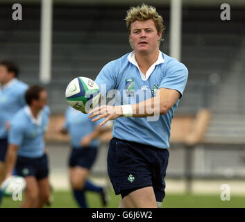 Brian O'Driscoll passe le ballon pendant la séance d'entraînement de l'Irlande au terrain de football de Port Adelaide avant leur affrontement avec l'Argentine lors de la coupe du monde de rugby dimanche.Pas d'utilisation de téléphone mobile.Les sites Internet ne peuvent utiliser qu'une image toutes les cinq minutes pendant le match. Banque D'Images