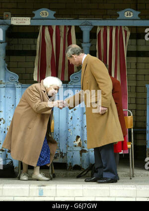 Le Prince de Galles (à droite) rencontre Sunny Lowry, 92 ans, la première femme à nager dans la chaîne anglaise et gagnante du programme de télévision de la BBC Restoration aux bains Victoria à Manchester. Les bains, construits entre 1903 et 1906, doivent recevoir 3.38 millions pour aider à restaurer la suite du bain turc. Banque D'Images