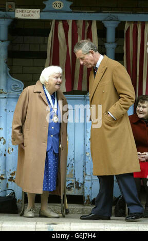 Le Prince de Galles (à droite) rencontre Sunny Lowry, 92 ans, la première femme à nager dans la chaîne anglaise et gagnante du programme de télévision de la BBC Restoration aux bains Victoria à Manchester. Les bains, construits entre 1903 et 1906, doivent recevoir 3.38 millions pour aider à restaurer la suite du bain turc. Banque D'Images