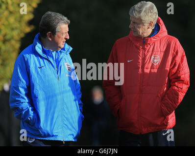 Roy Hodgson, directeur de l'Angleterre, discute avec le gestionnaire d'Arsenal, Arsene Wenger, avant que les deux ne prennent leur séance de formation en équipe lors d'une séance de formation à London Colney, dans le Hertfordshire. Banque D'Images