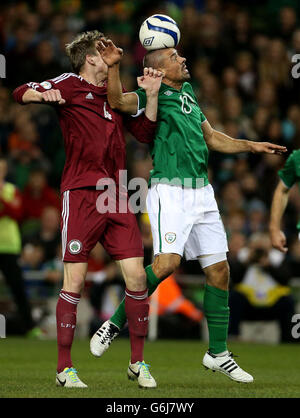 Jon Walters (à droite) de la République d'Irlande et Nauris Bulvitis de Lettonie pendant l'International friendly au stade Aviva, Dublin, Irlande. Banque D'Images