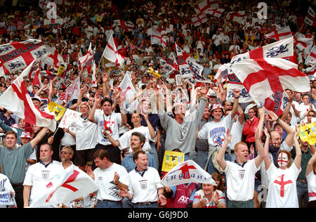 96 euros. Semi-finale. Angleterre V Allemagne. Football. Fans d'Angleterre Banque D'Images