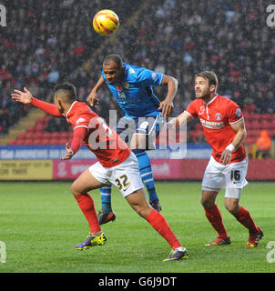 Rodolph Austin (centre) de Leeds United en action avec Cameron Stewart (gauche) de Charlton Athletic et Rhoys Wiggins Banque D'Images