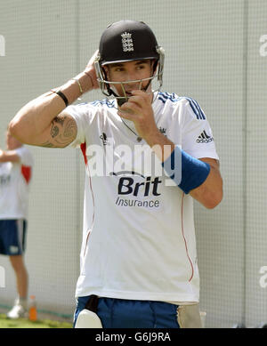 Kevin Pietersen, en Angleterre, se prépare à battre pendant la session de filets à Gabba, Brisbane, en Australie. Banque D'Images