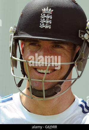 Kevin Pietersen, en Angleterre, se prépare à battre pendant la session de filets à Gabba, Brisbane, en Australie. Banque D'Images