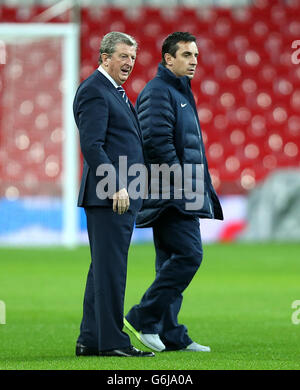 Football - International friendly - Angleterre v Chili - Stade Wembley.Roy Hodgson, directeur de l'Angleterre (à gauche) et Gary Neville, entraîneur Banque D'Images