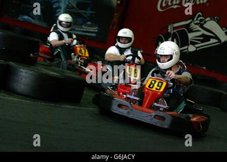 Le centre irlandais Brian O'Driscoll dirige ses coéquipiers dans un coin de rue pendant qu'ils aiment le karting en intérieur, lors d'une journée de congé à Melbourne avant le match de finale de la coupe du monde de rugby avec la France ce week-end. PAS D'UTILISATION DE TÉLÉPHONE MOBILE. LES SITES INTERNET NE PEUVENT UTILISER QU'UNE IMAGE TOUTES LES CINQ MINUTES PENDANT LE MATCH. Banque D'Images