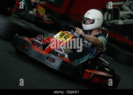 Le centre irlandais Brian O'Driscoll dirige ses coéquipiers dans un coin de rue pendant qu'ils aiment le karting en intérieur, lors d'une journée de congé à Melbourne avant le match de finale de la coupe du monde de rugby avec la France ce week-end. PAS D'UTILISATION DE TÉLÉPHONE MOBILE. LES SITES INTERNET NE PEUVENT UTILISER QU'UNE IMAGE TOUTES LES CINQ MINUTES PENDANT LE MATCH. Banque D'Images