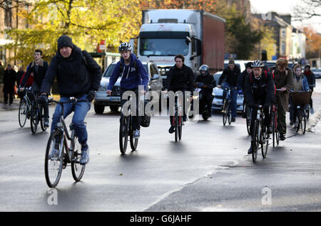 Le cycliste se déplace vers un nouveau feu de circulation qui donne un départ de cinq secondes avant les véhicules à moteur sur les routes de croisement de Lensfield et Hills Road, Cambridge. Banque D'Images