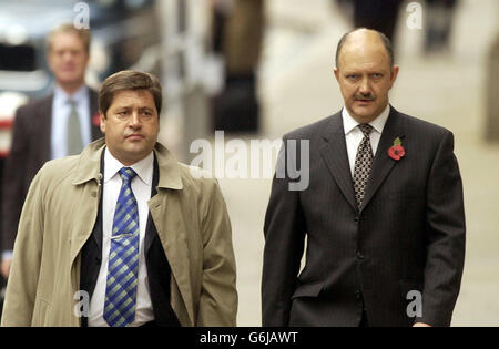 L'inspecteur en chef du détective Andy Hebb (à gauche) et le surintendant en chef du détective temporaire Chris Stevenson (à droite) arrivent au Old Bailey, dans le centre de Londres, pour le début du procès pour meurtre de Soham. La paire a dirigé l'enquête de la police sur le meurtre des filles de l'école Soham Holly Wells et Jessica Chapman. Banque D'Images